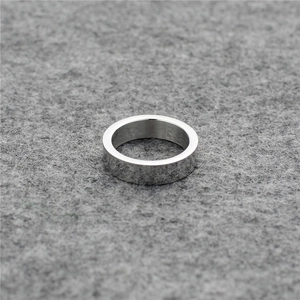 Minimalistischer, hochglanzpolierter Edelstahlring für Herren auf grauem Grund