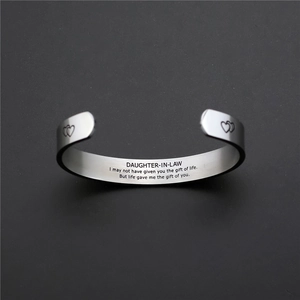 Brazalete de acero plateado con mensaje grabado para nuera en fondo negro