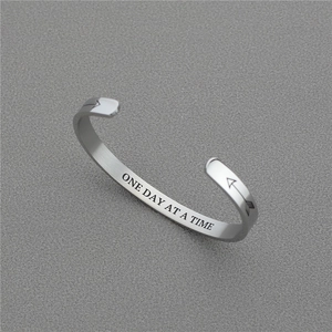 Minimalistischer Armreif aus 316L Edelstahl mit Gravur One Day At A Time Inspirierendes Zitat Pfeilmuster Gebürsteter Schmuck