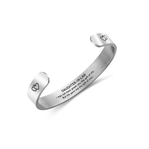 Brazalete de acero inoxidable plateado con mensaje grabado para nuera y motivos de corazones