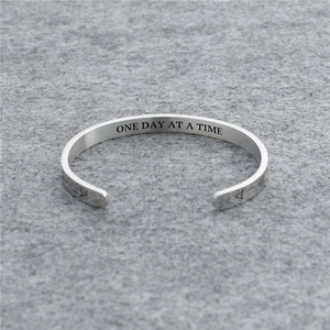 Polierter offener Armreif aus Edelstahl mit ONE DAY AT A TIME Gravur in Silber
