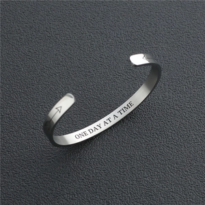 6mm Edelstahl Armreif mit One Day At A Time Gravur und Pfeilsymbolen für Damen