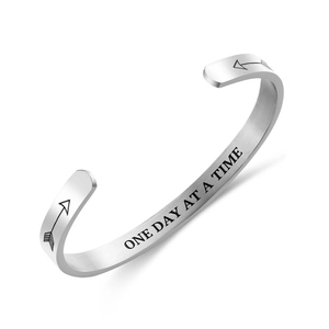 Edelstahl Armreif mit ONE DAY AT A TIME Gravur und gebürsteter Oberfläche in Silber