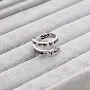 Bague en acier titane poli avec gravure Not sisters by blood but sisters by heart chic