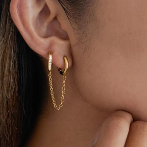 Boucles d'oreilles doubles anneaux en acier doré 18K avec zircons et fine chaîne