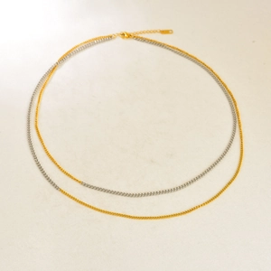 Detail einer zweilagigen Gold-Silber-Edelstahlkette mit Karabiner und Verlängerung