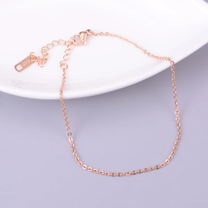 Nahaufnahme der minimalistischen roségoldenen Kette mit Karabiner und K18 Gravur