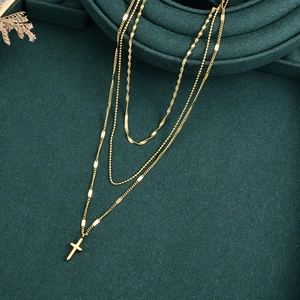 Collana a Strati Con Pendente a Croce in Oro per Donna Placcata Oro 18K Acciaio al Titanio Catena a 3 Strati Gioielli Chic