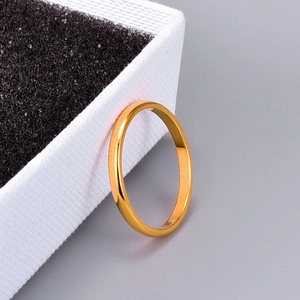 Makroaufnahme des 18K vergoldeten Titanrings mit poliertem Finish in Schmuckschatulle