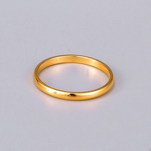 Nahaufnahme eines breiten polierten 18K vergoldeten Titanrings mit gewölbter Oberfläche