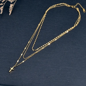 Collana a croce a tre strati placcata in oro 18 carati con catene a sfere su pietra nera