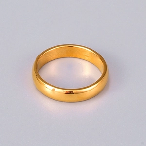 Nahaufnahme eines minimalistischen, breiten, gewölbten Rings mit 18K Goldbeschichtung