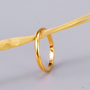Polierter minimalistischer 18K vergoldeter schmaler Rundring auf Naturstroh Detail