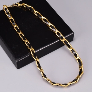 Dettaglio della catena placcata oro 18K con pelle nera intrecciata e chiusura a moschettone