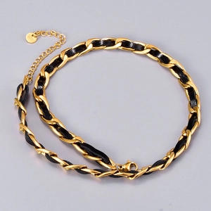Dettaglio catena in acciaio placcato oro 18K intrecciata con pelle nera e chiusura K18