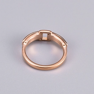 Vista detallada del anillo de capas oro rosa con incrustación de concha elegante