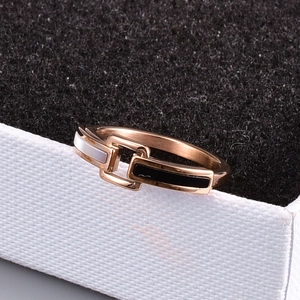 Anillo geométrico moderno de oro rosa con motivos rectangulares entrelazados en blanco y negro