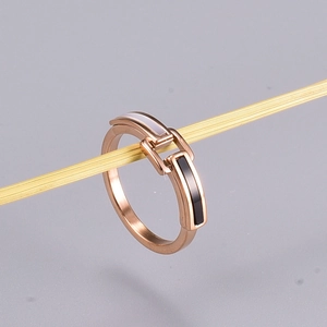 Anillo minimalista de doble capa en oro rosa con incrustaciones de nácar blanco y negro