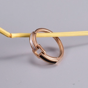 Anillo de doble capa en oro rosa con diseño geométrico de concha en blanco y negro