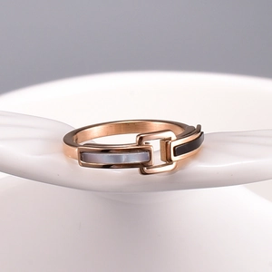 Anillo de cadena en oro rosa con nácar blanco y esmalte negro de estilo moderno