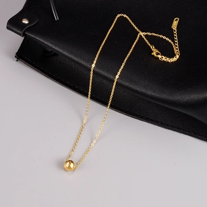Elegante collana in acciaio inossidabile placcato oro 18K con ciondolo a sfera sfaccettata