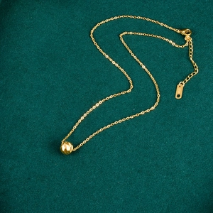 Elegante collana in acciaio inossidabile placcato oro 18K con ciondolo a sfera sfaccettata