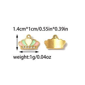 Vue détaillée avant et arrière du pendentif couronne cœur avec dimensions 1,4x1cm