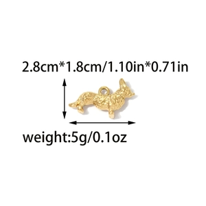 Dettaglio del ciondolo corgi dorato con misure 2,8cm x 1,8cm e superficie metallica ruvida