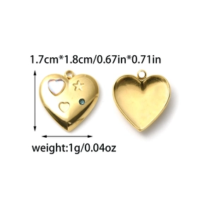 Pendentif cœur en acier inoxydable plaqué or 18K montrant les détails recto et verso