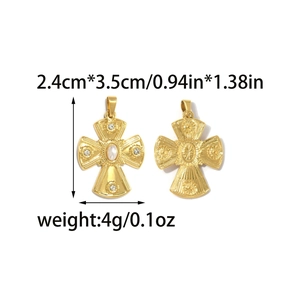 Colgante de cruz bizantina dorada con perla y dimensiones de 2,4cm por 3,5cm dadas