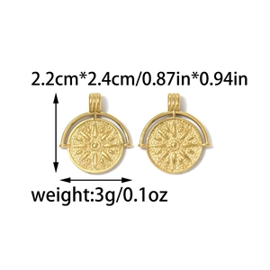 Detalle de colgantes giratorios de oro de 18K con grabado solar y medidas de 2,2cm x 2,4cm