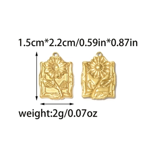 Colgante rectangular de girasol en acero dorado con dimensiones 1,5 cm x 2,2 cm