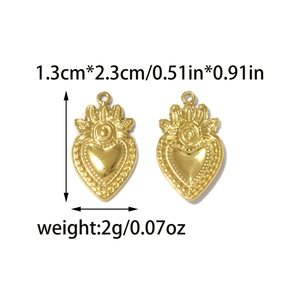 Vista macro de colgantes de corazón dorados con relieves vintage y dimensiones