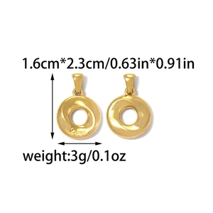 Detail der goldenen Donut-Anhänger mit Love-Gravur und Angabe der Abmessungen