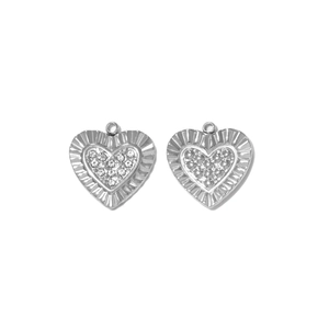 Detalle de dijes de corazón plateados con textura radiante y pedrería blanca incrustada