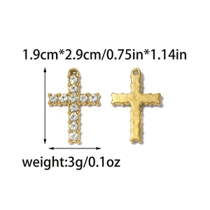 Detail eines Vintage Goldkreuz-Anhängers mit Maßen 1.9x2.9cm und Strassstein-Inlay