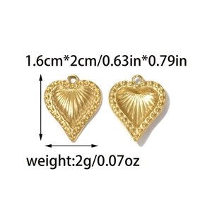 Vista detallada de dijes de corazón dorado con textura en relieve y borde perlado