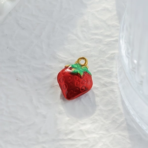 Zoete aardbeien hanger van rood emaille met groene bladeren en gouden ring voor DIY