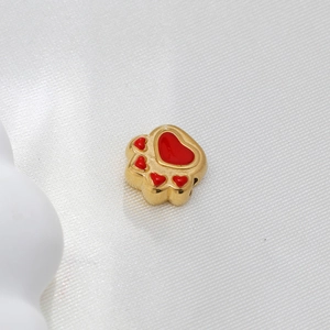 Ciondolo a zampa in oro 14K con intarsio in smalto a cuore rosso su sfondo bianco