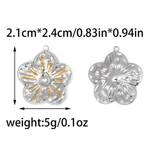 Detail eines silbernen und goldenen Blumenanhängers mit Maßen 2,1 cm x 2,4 cm für Schmuck