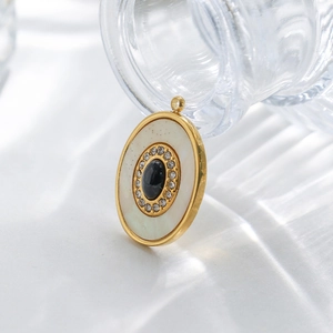 Vue détaillée du pendentif ovale en acier doré avec nacre et onyx noir vintage