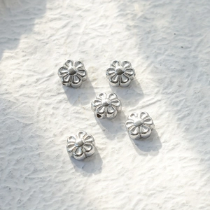 Five pieces of silver flower beads in stainless steel for DIY jewelry and phone charms