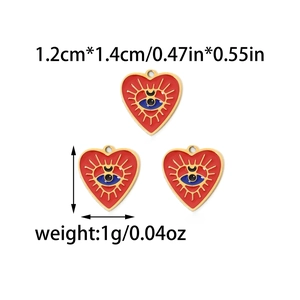 Ciondoli a cuore in smalto rosso con malocchio, raggi dorati e misure di 1,2cm x 1,4cm