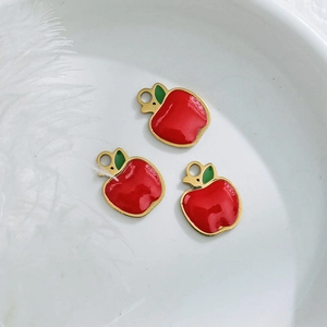 Rode emaille appelhangers met goudaccenten voor DIY-sieraden en sleutelhangers