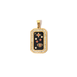 Gouden tarot hanger met ster- en oogmotieven op een strakke witte achtergrond
