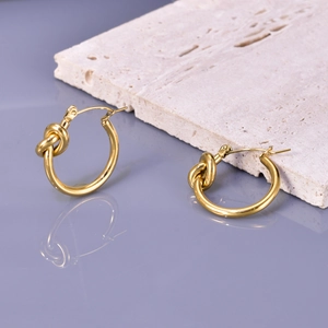 Elegantes pendientes de aro con nudo dorado en acero pulido para un look minimalista