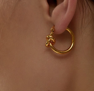Pendientes de aro con nudo dorado pulido para mujer con un diseño minimalista de metal