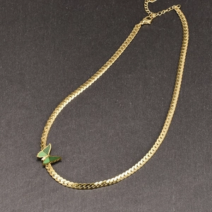 Collier vintage français à chaîne plate dorée avec pendentif papillon vert
