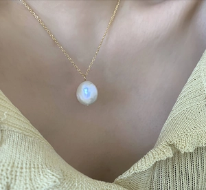 Elegant 18K gold-plated stainless steel necklace with iridescent freshwater pearl pendant