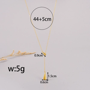 Detail der vergoldeten Y-Kette mit 44cm Kettenlänge und konischem Tropfenanhänger